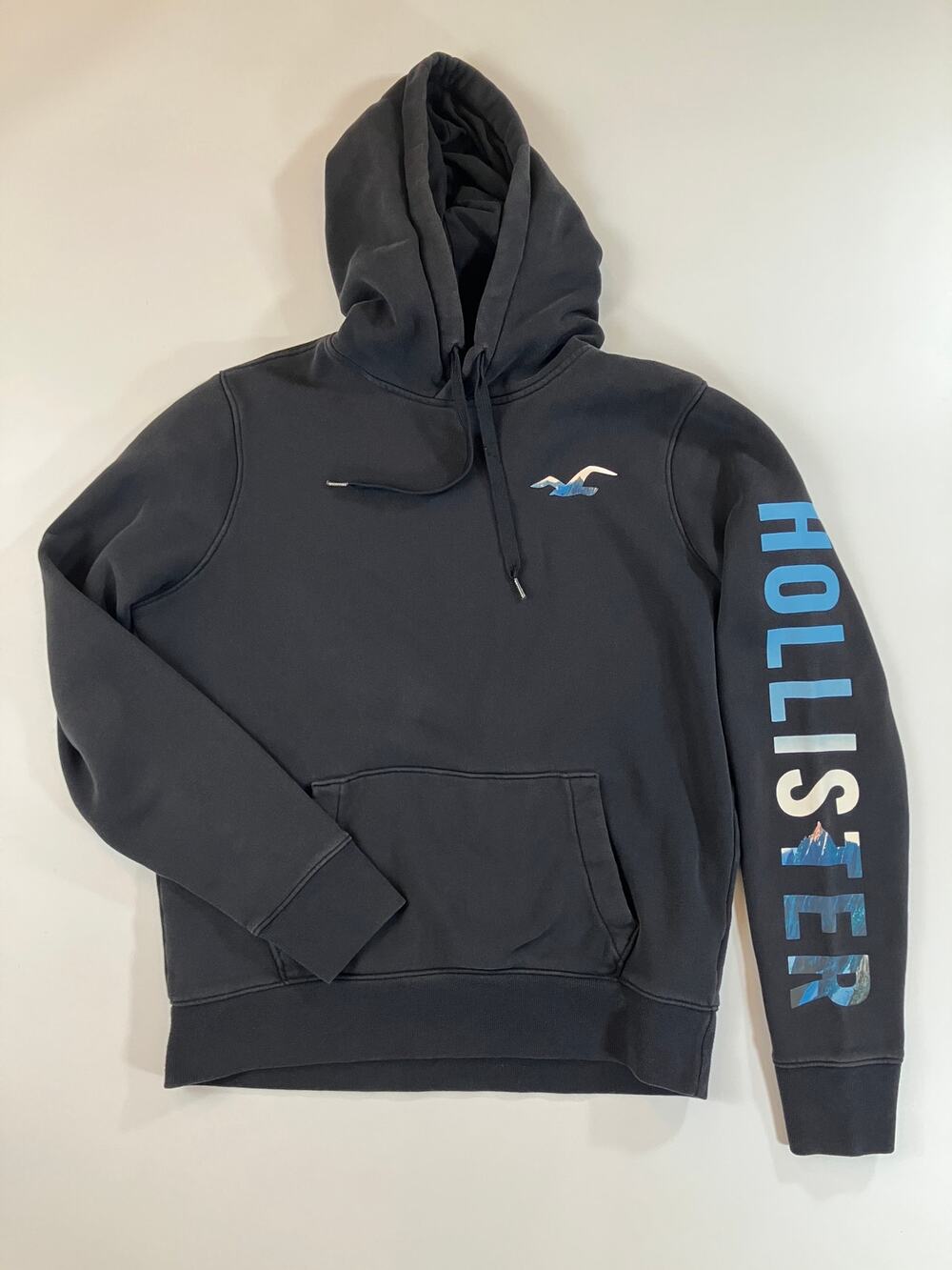 Hollister Men’s M Black Hoodie Blue Logo Sleeve Graphic Pullover Sweatshirt